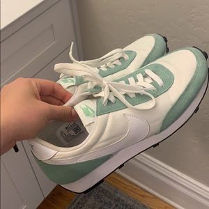 Nike Daybreak Sneaker Enamel Green White Size 8.5